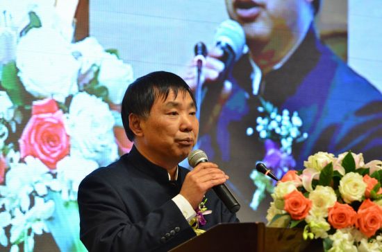 八益家具集團董事長、總裁王學茂在會上致辭的場景 八益家具集團董事長、總裁王學茂在會上致辭的場景