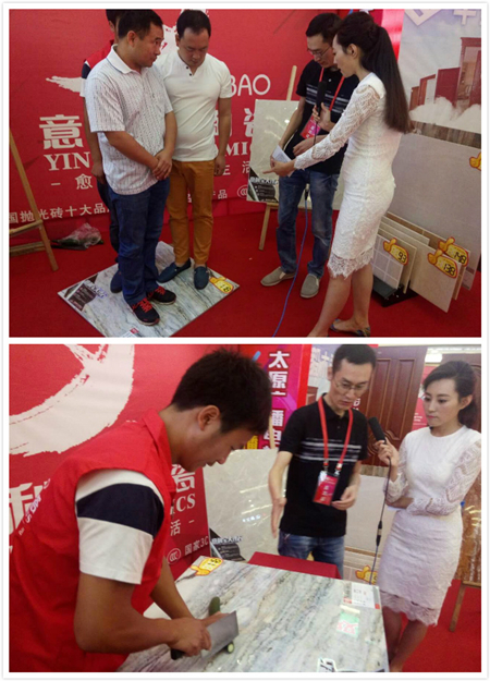 銷售人員向業(yè)主們展示意利寶陶瓷優(yōu)越的瓷磚物料性能