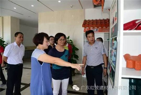 政協代表、企業管理人員代表參觀紅波產品展廳