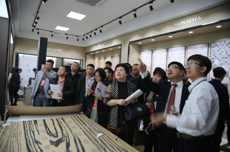 QD經銷商在展廳內品賞中國風新產品