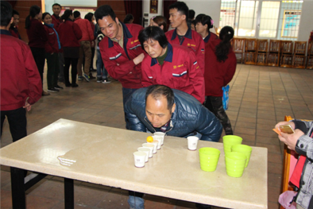 游戲“快樂吹滾兵乓球”